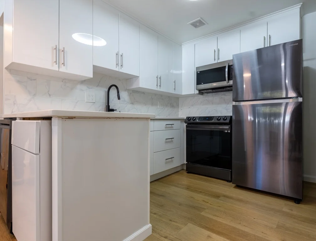 2 bed, 1 bath apartment for rent at 186 Lexington St Unit 3, Watertown — photo 3 of 12