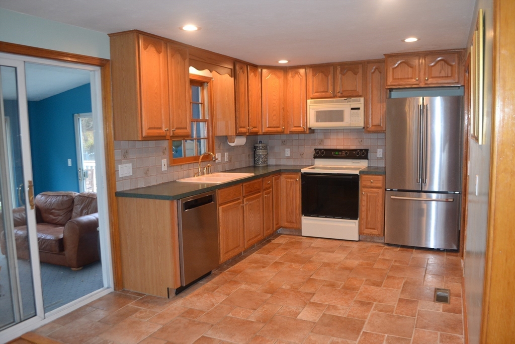 4 bed, 2 bath apartment for rent at 186 Ridge, Millis — photo 4 of 21