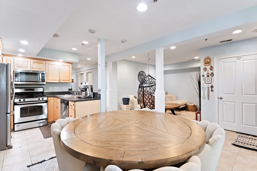 2 bed, 2 bath apartment for rent at 1867 Beacon St Unit 1B, Brookline — photo 3 of 16