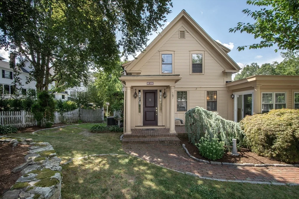3 bed, 2 bath apartment for rent at 187 S Main St Unit 1, Cohasset — photo 3 of 42