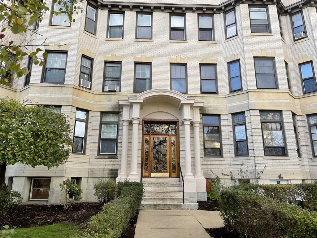 1 bed, 1 bath apartment for rent at 1870 Commonwealth Ave Unit 8, Brighton