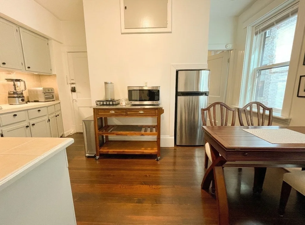 1 bed, 1 bath apartment for rent at 1870 Commonwealth Ave Unit 8, Brighton — photo 4 of 7