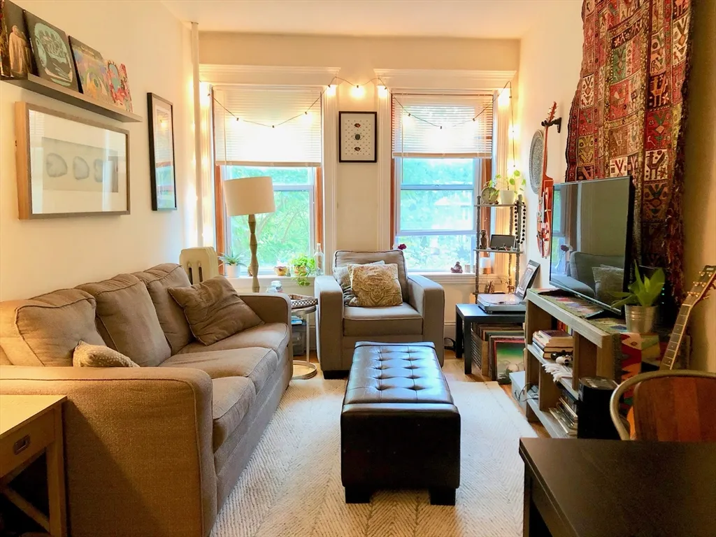 1 bed, 1 bath apartment for rent at 1872 Commonwealth Ave Unit 6, Brighton