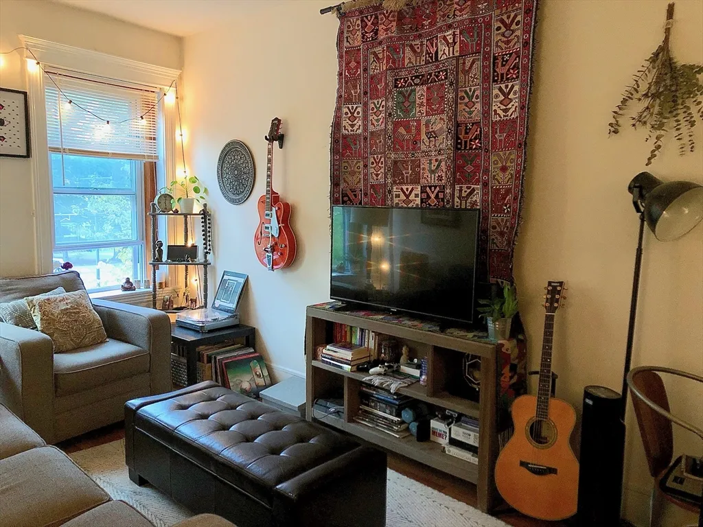 1 bed, 1 bath apartment for rent at 1872 Commonwealth Ave Unit 6, Brighton — photo 3 of 18