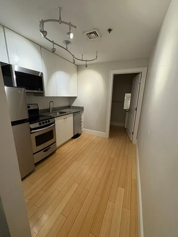 Studio bed, 1 bath apartment for rent at 188 Cabot St Unit 206, Beverly — photo 1 of 4