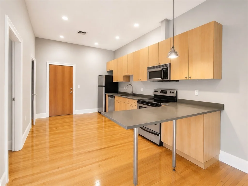 1 bed, 1 bath apartment for rent at 188 Cabot St Unit 406, Beverly — photo 3 of 10