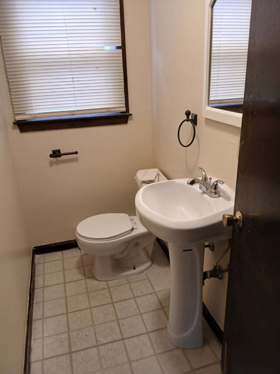 2 bed, 1 bath apartment for rent at 188 Carver St Unit Left side, Springfield — photo 4 of 8