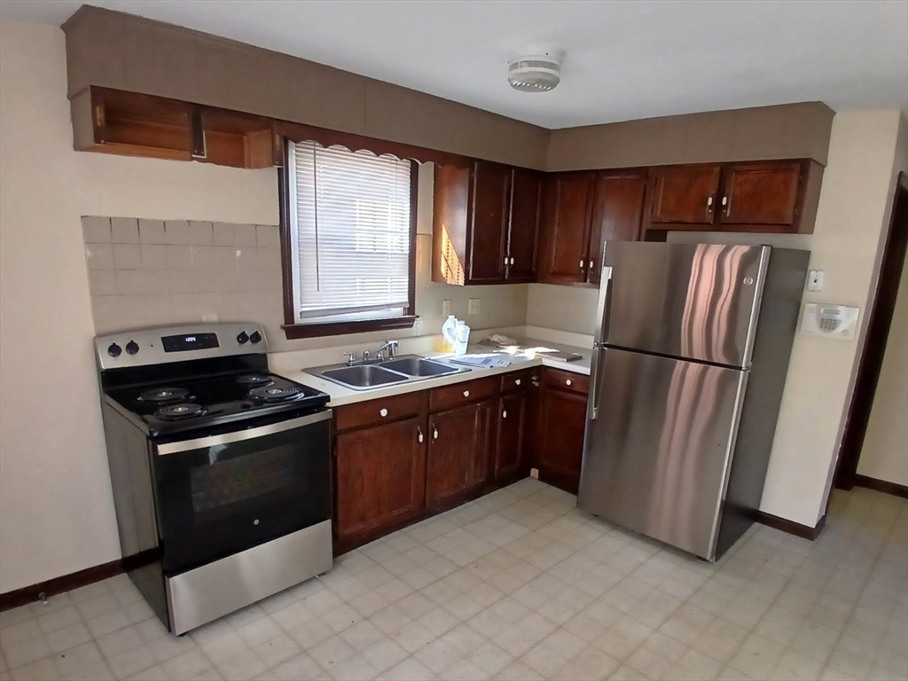 2 bed, 1 bath apartment for rent at 188 Carver St Unit Left side, Springfield — photo 2 of 8