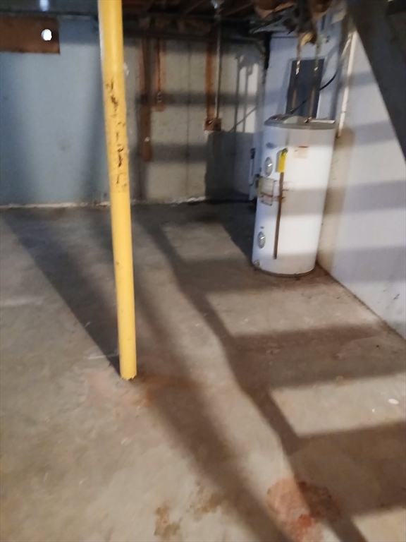 2 bed, 1 bath apartment for rent at 188 Carver St Unit Left side, Springfield — photo 3 of 8
