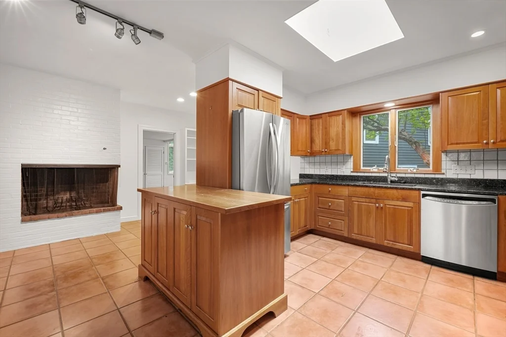 4 bed, 3 bath apartment for rent at 188 Country Dr Unit 188, Weston — photo 2 of 21