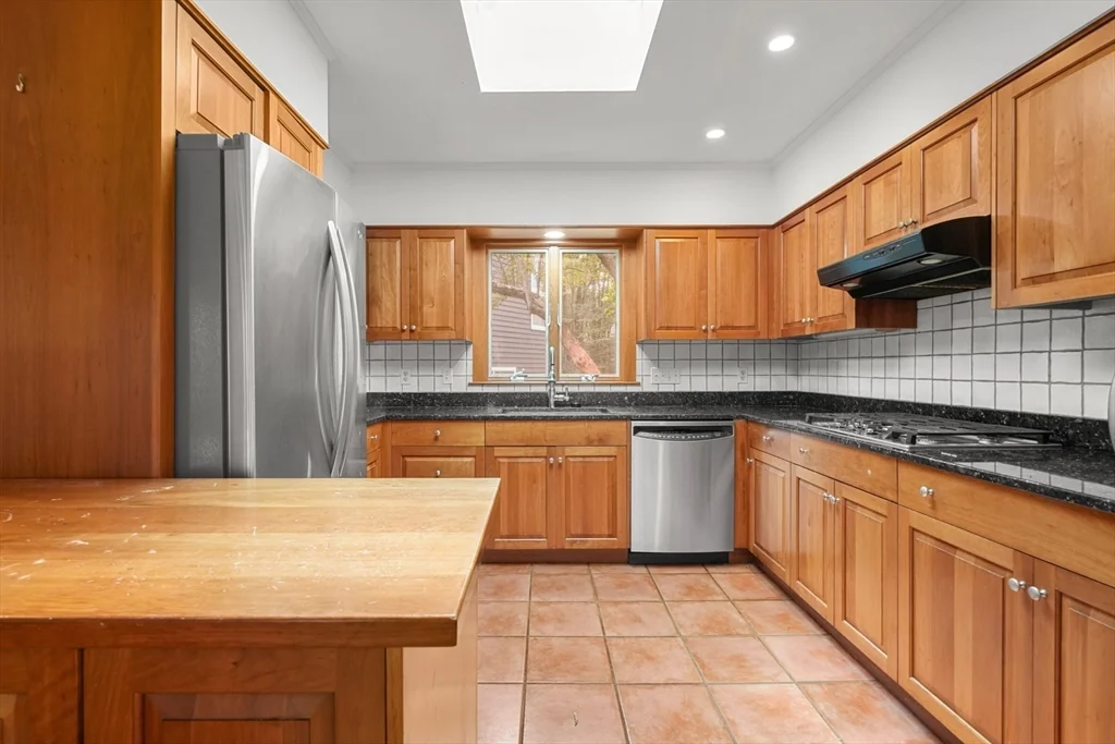 4 bed, 3 bath apartment for rent at 188 Country Dr Unit 188, Weston — photo 3 of 21