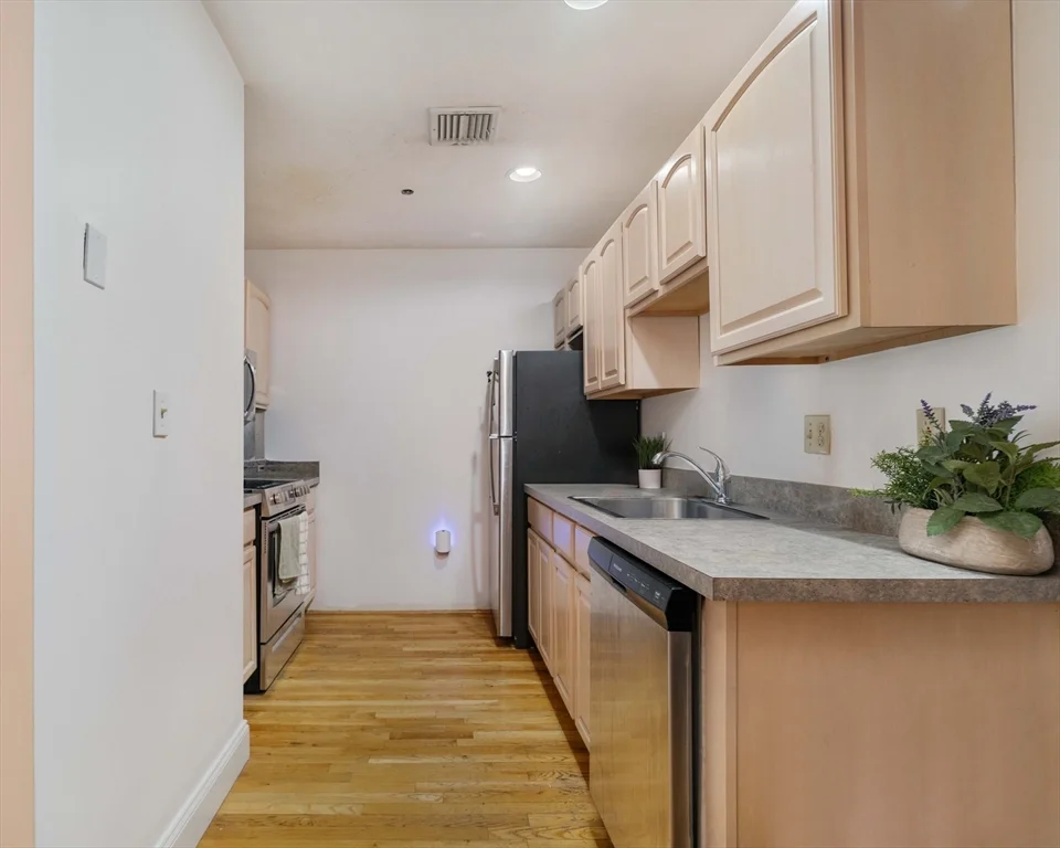 3 bed, 1 bath apartment for rent at 188 North Unit 21, North End — photo 4 of 31