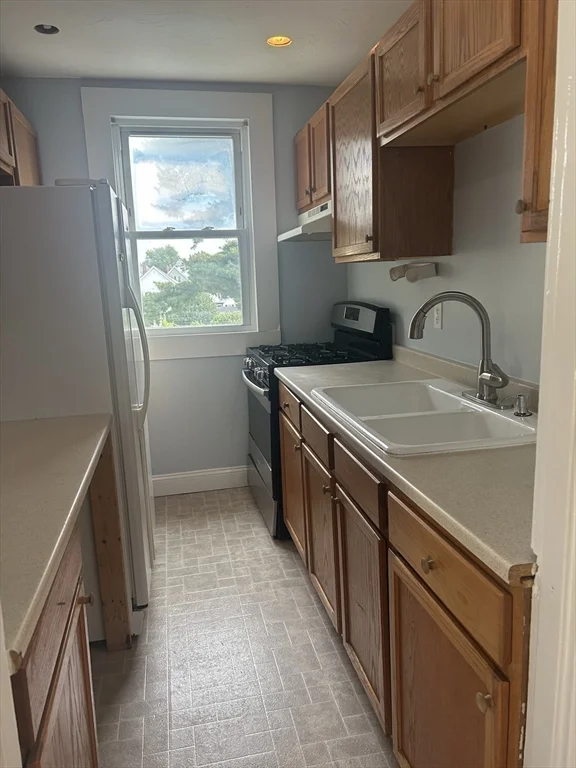 3 bed, 1 bath apartment for rent at 188 Thompson Unit 3, South End — photo 8 of 9