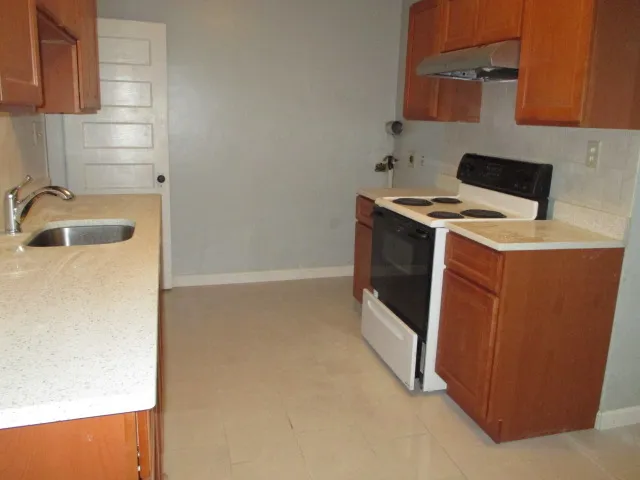4 bed, 2.5 bath apartment for rent at 1887 Beacon St Unit 1, Brookline — photo 3 of 8