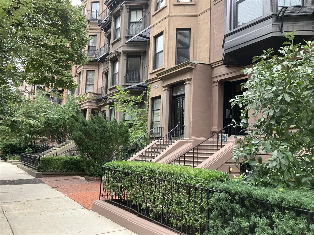 Studio bed, 1 bath apartment for rent at 189 Beacon Unit 2, Back Bay — photo 1 of 7