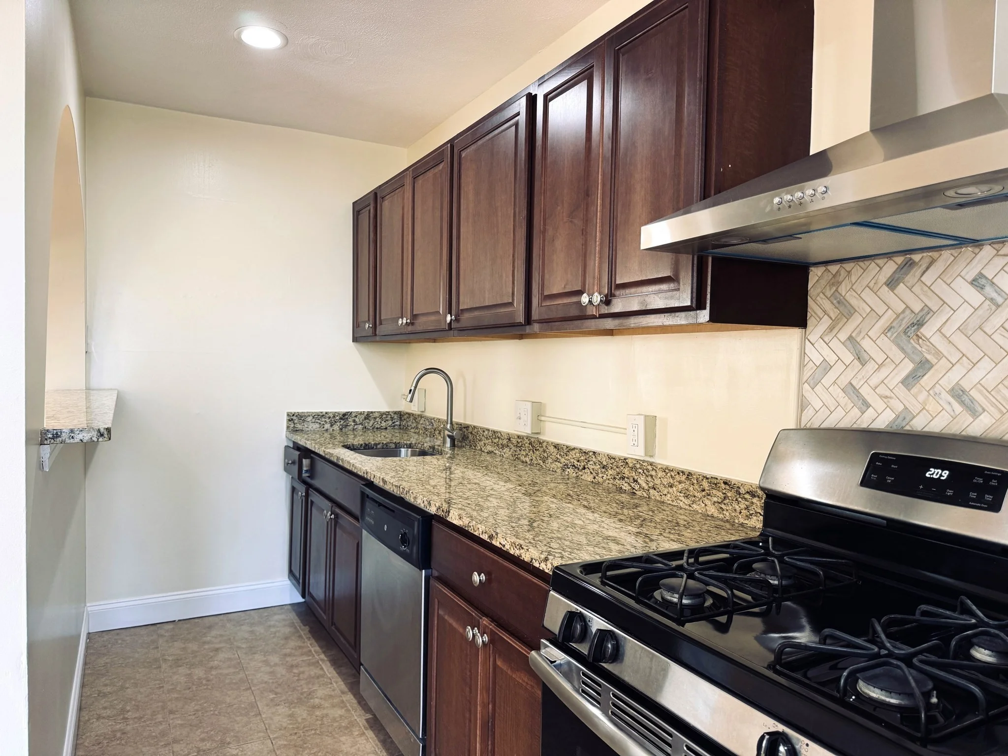 3 bed, 1 bath apartment for rent at 189 Chestnut St Unit 2, Chelsea — photo 3 of 12