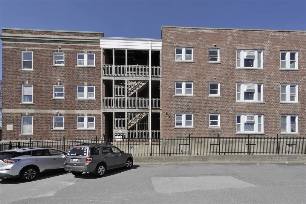 1 bed, 1 bath apartment for rent at 189 Elm St Unit 11, Center — photo 2 of 29