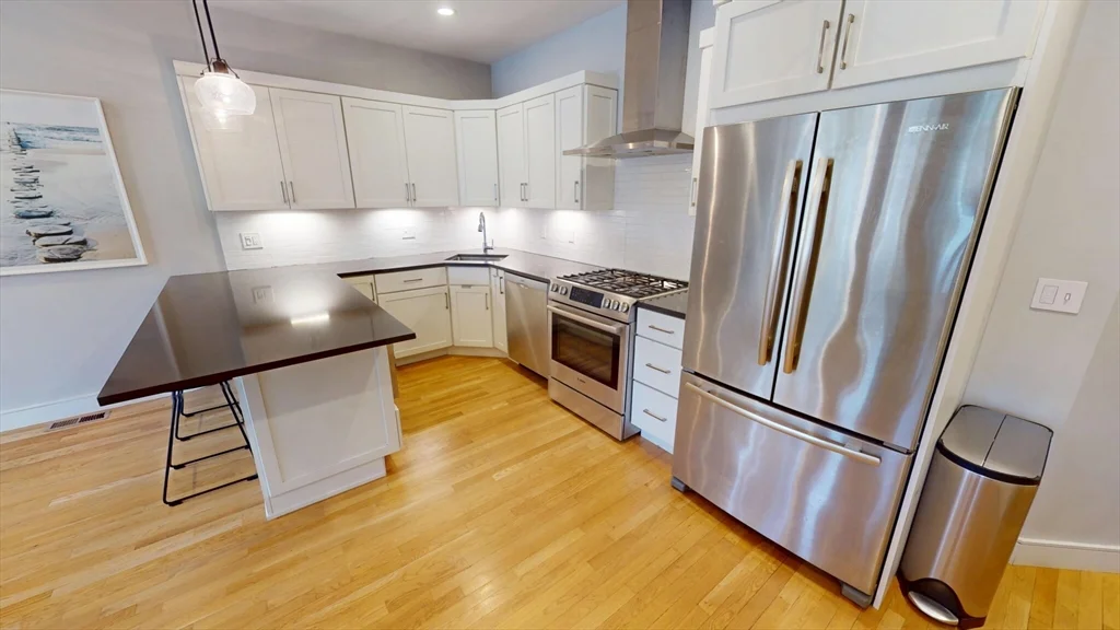 3 bed, 3 bath apartment for rent at 1896 Beacon St Unit 1, Brookline — photo 3 of 12