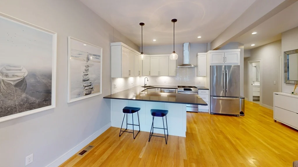 3 bed, 3 bath apartment for rent at 1896 Beacon St Unit 1, Brookline — photo 4 of 12