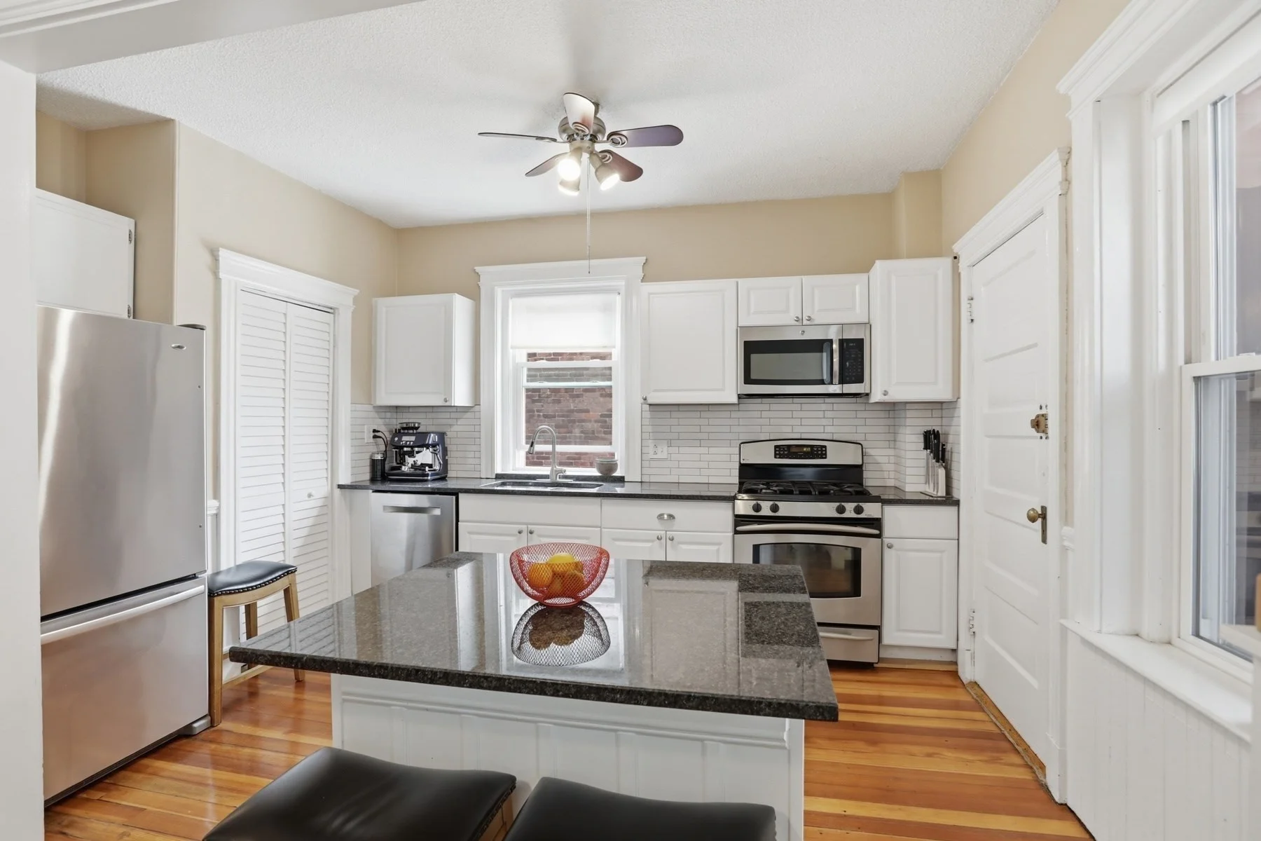 3 bed, 2 bath apartment for rent at 1896 Beacon St Unit 3A, Brookline Hills — photo 15 of 26