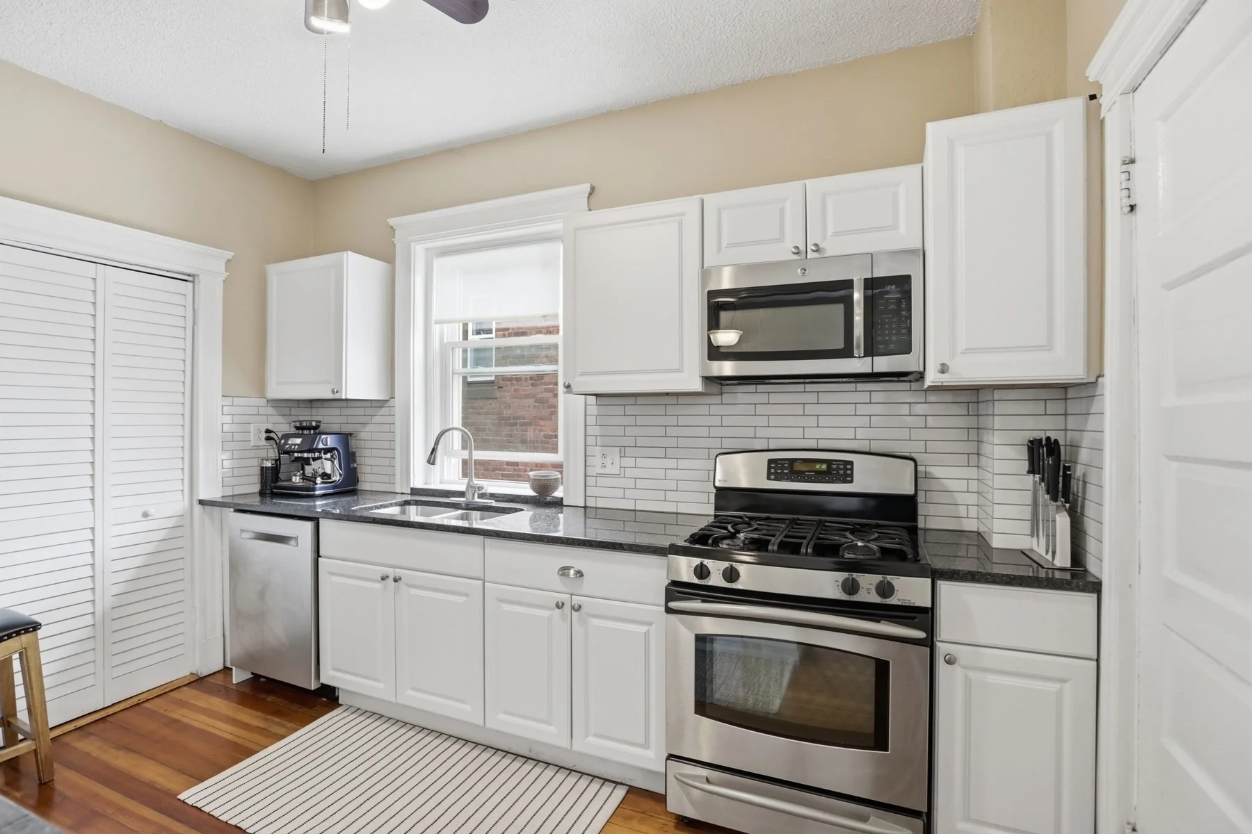3 bed, 2 bath apartment for rent at 1896 Beacon St Unit 3A, Brookline Hills — photo 16 of 26