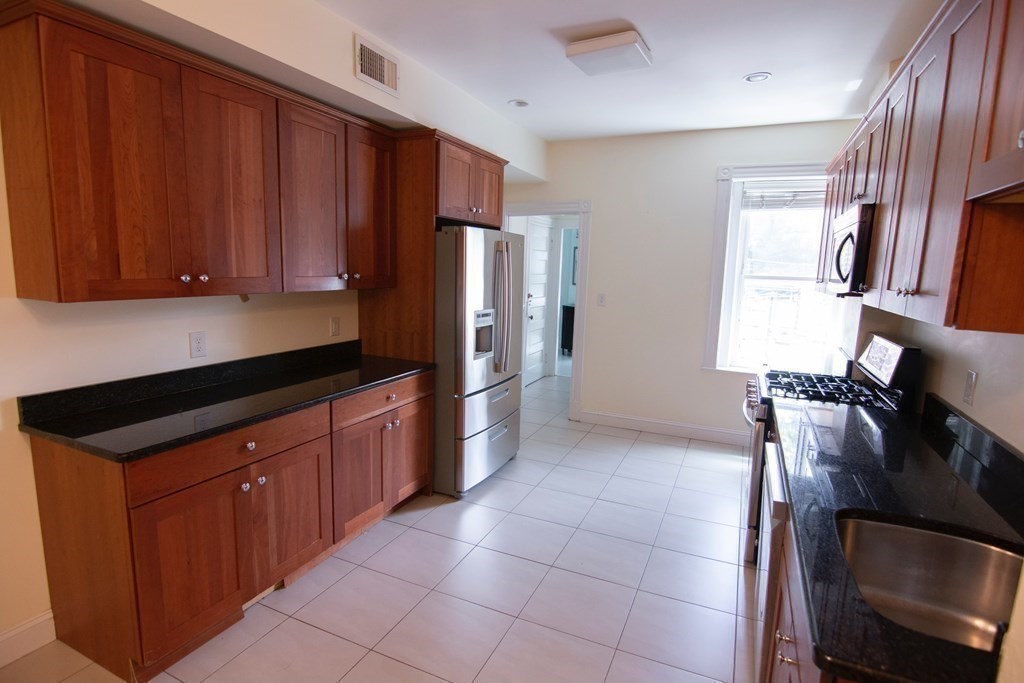 3 bed, 2 bath apartment for rent at 1897 Beacon St Unit 3, Brookline — photo 8 of 18