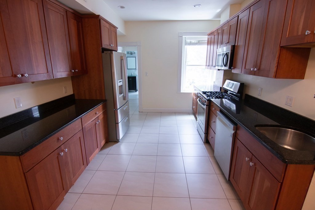3 bed, 2 bath apartment for rent at 1897 Beacon St Unit 3, Brookline — photo 7 of 18