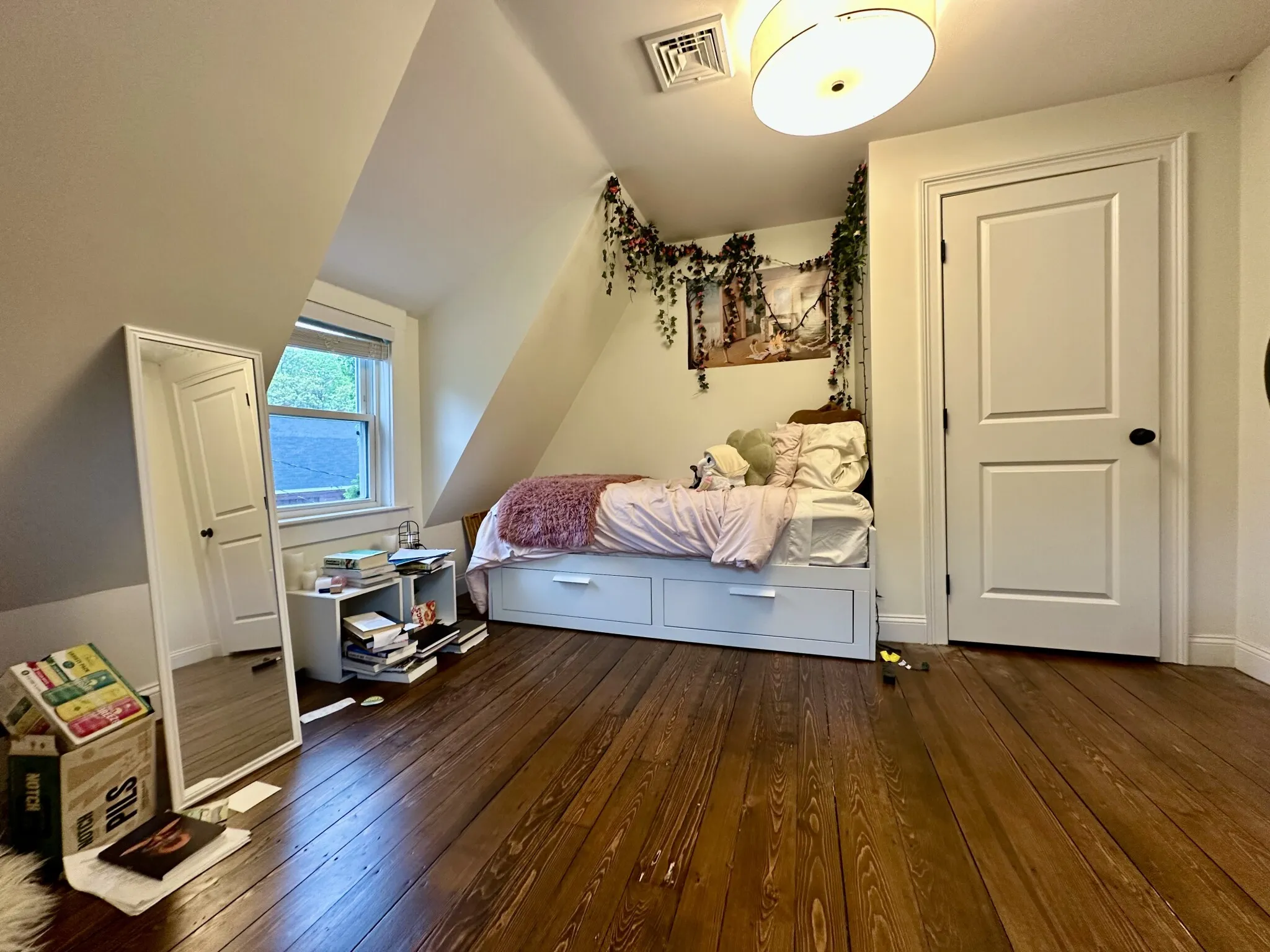 3 bed, 1.5 bath apartment for rent at 19-21 Bellevue St Unit 3, Banks Square — photo 4 of 25