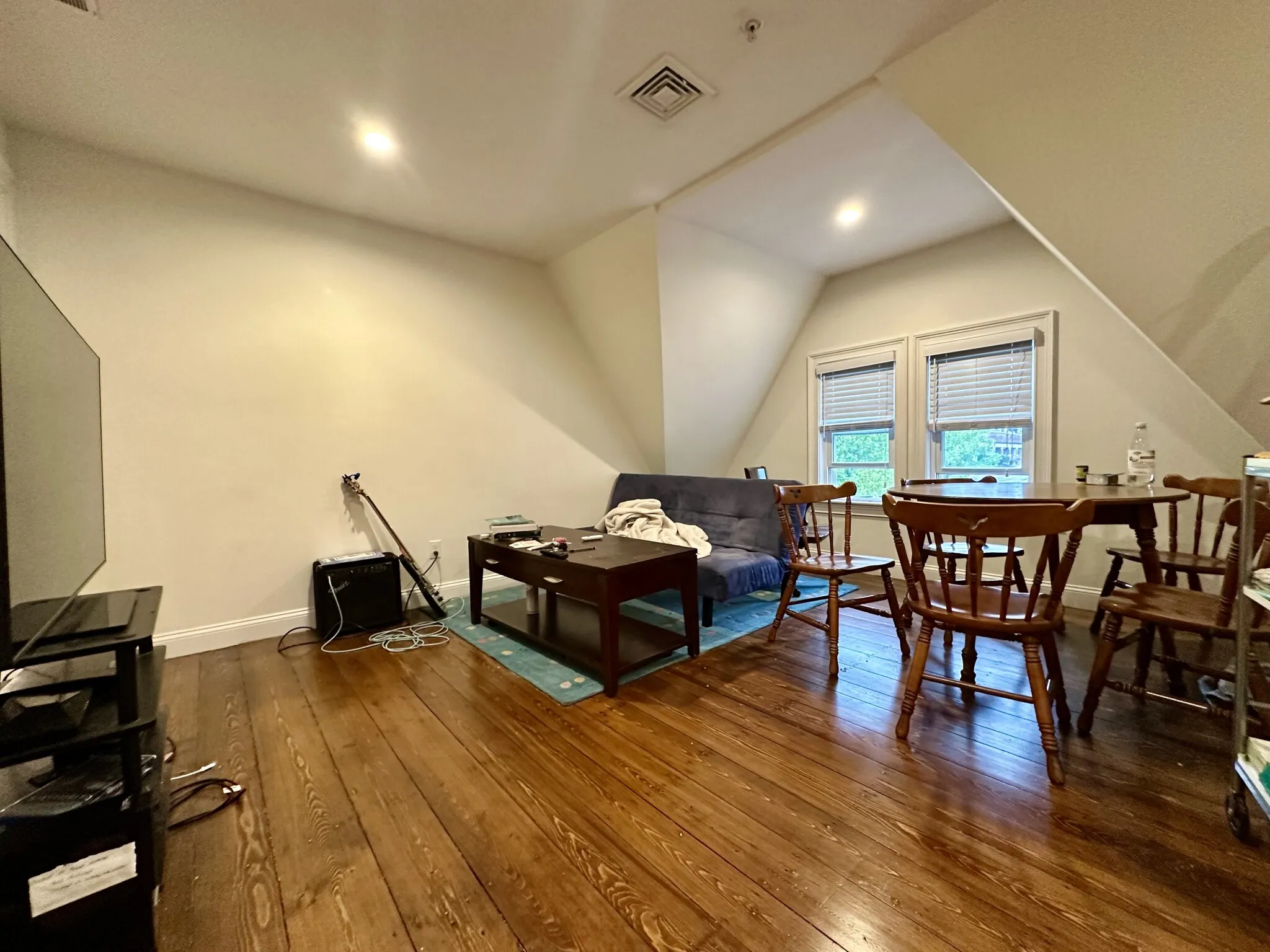 3 bed, 1.5 bath apartment for rent at 19-21 Bellevue St Unit 3, Banks Square — photo 3 of 25