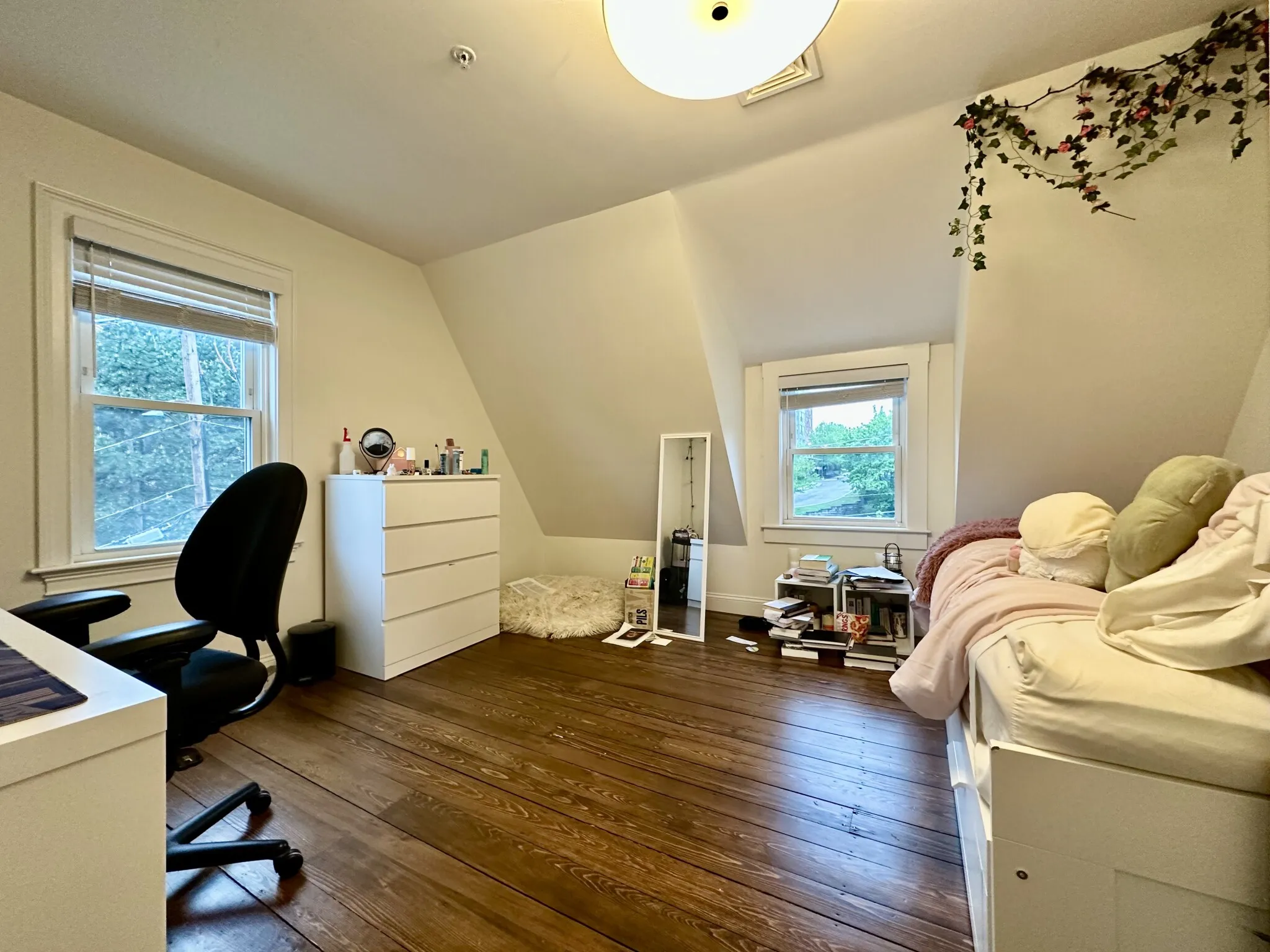 3 bed, 1.5 bath apartment for rent at 19-21 Bellevue St Unit 3, Banks Square — photo 5 of 25