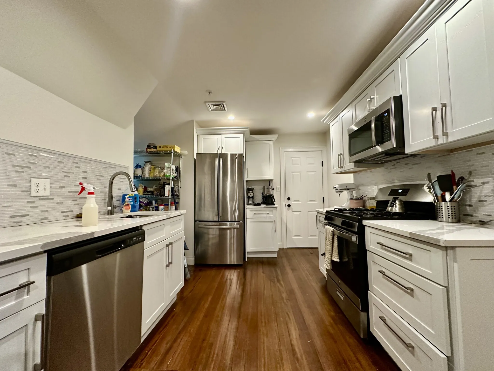 3 bed, 1.5 bath apartment for rent at 19-21 Bellevue St Unit 3, Banks Square — photo 1 of 25
