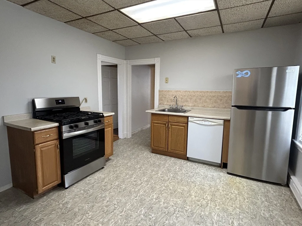3 bed, 1 bath apartment for rent at 19 Pearl St Unit 2, Malden — photo 1 of 6
