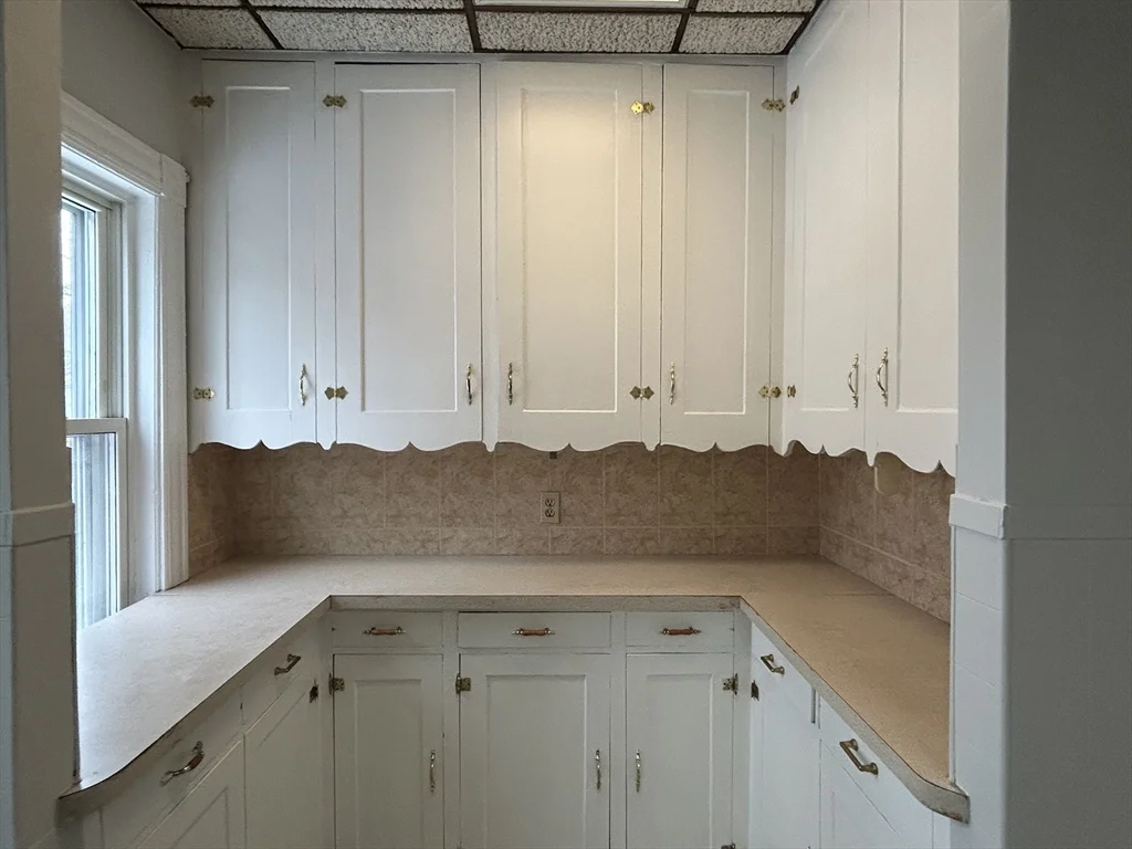 3 bed, 1 bath apartment for rent at 19 Pearl St Unit 2, Malden — photo 2 of 6