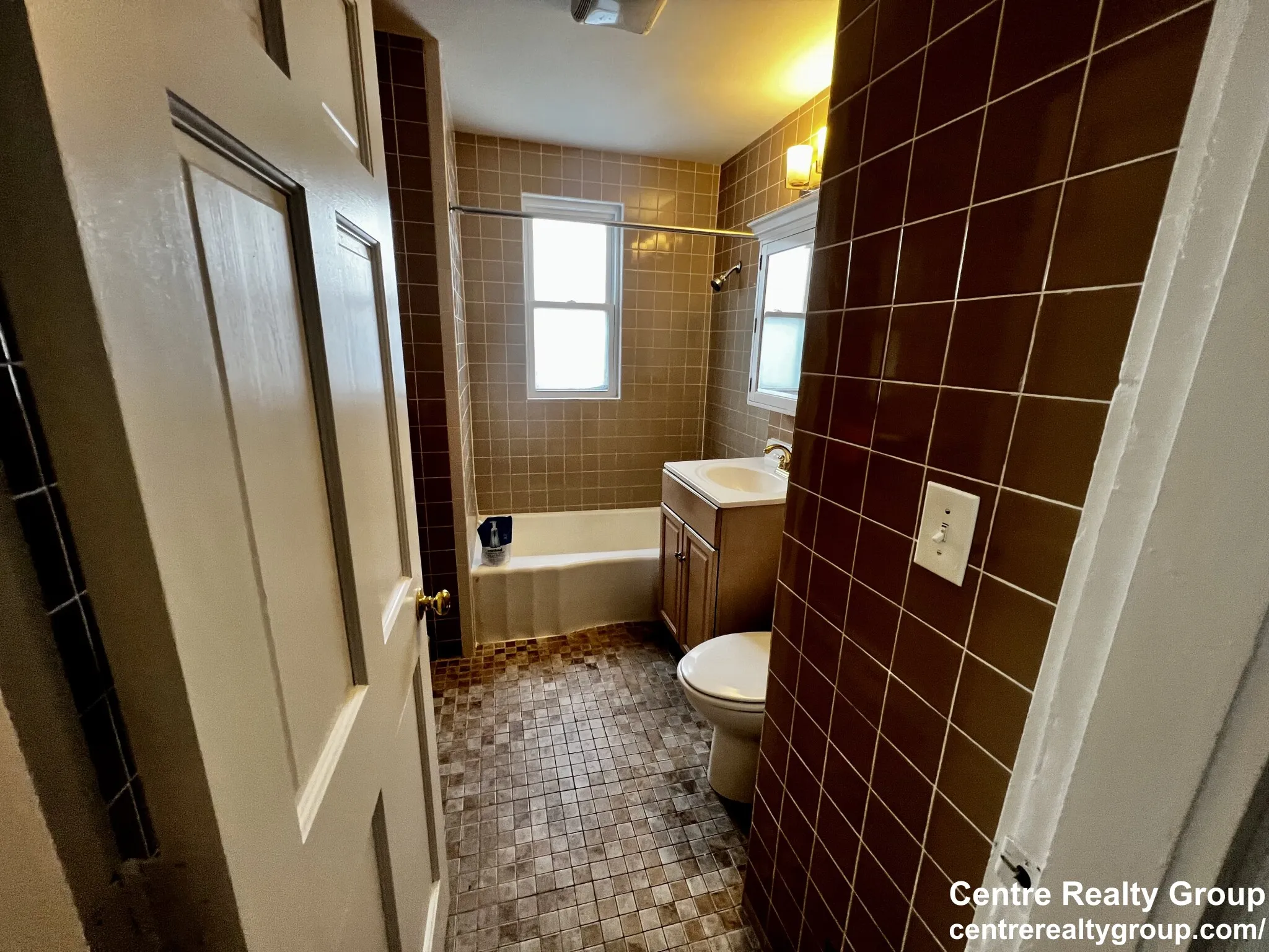 5 bed, 2 bath apartment for rent at 19 Banks St Unit 2, Spring Hill — photo 4 of 13