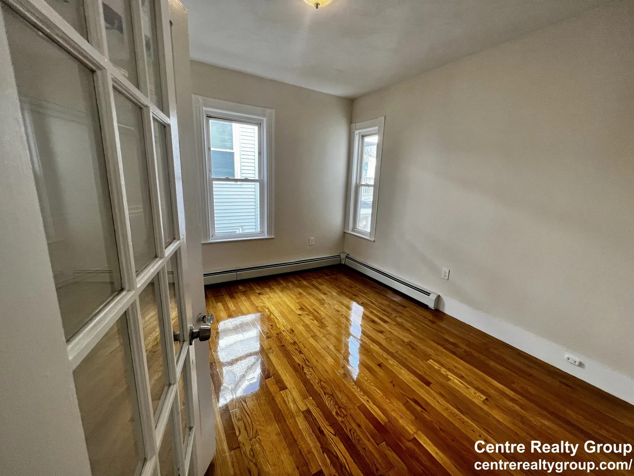 5 bed, 2 bath apartment for rent at 19 Banks St Unit 2, Spring Hill — photo 2 of 13