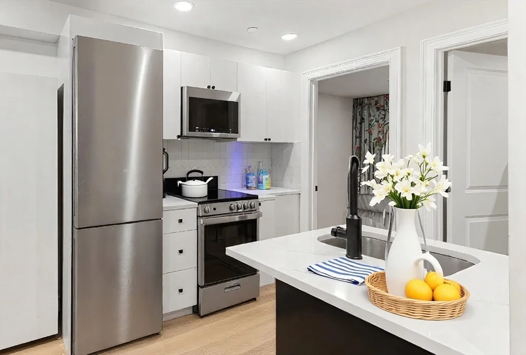 2 bed, 1 bath apartment for rent at 19 Bartlett Pl Unit 1, North End — photo 2 of 6