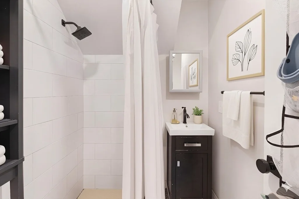 2 bed, 1 bath apartment for rent at 19 Bartlett Pl Unit 1, North End — photo 4 of 6