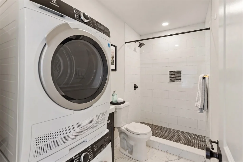 3 bed, 1 bath apartment for rent at 19 Bartlett Pl Unit 3, North End — photo 6 of 7