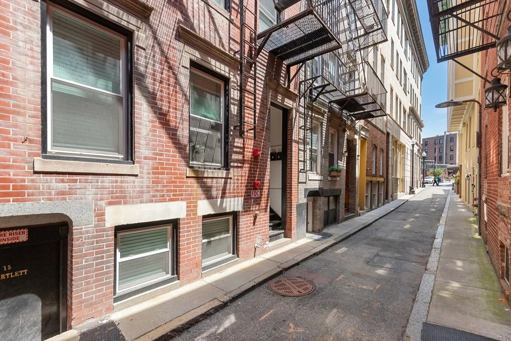 3 bed, 1 bath apartment for rent at 19 Bartlett Pl Unit 3, North End — photo 7 of 7