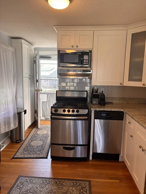 4 bed, 1 bath apartment for rent at 19 Bay Ave Winter Rental Unit 1, Marshfield — photo 2 of 15
