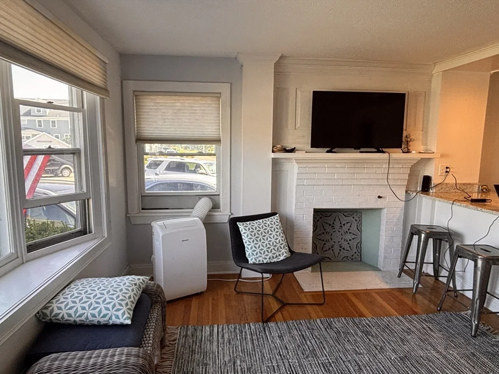 4 bed, 1 bath apartment for rent at 19 Bay Ave Winter Rental Unit 1, Marshfield — photo 4 of 15