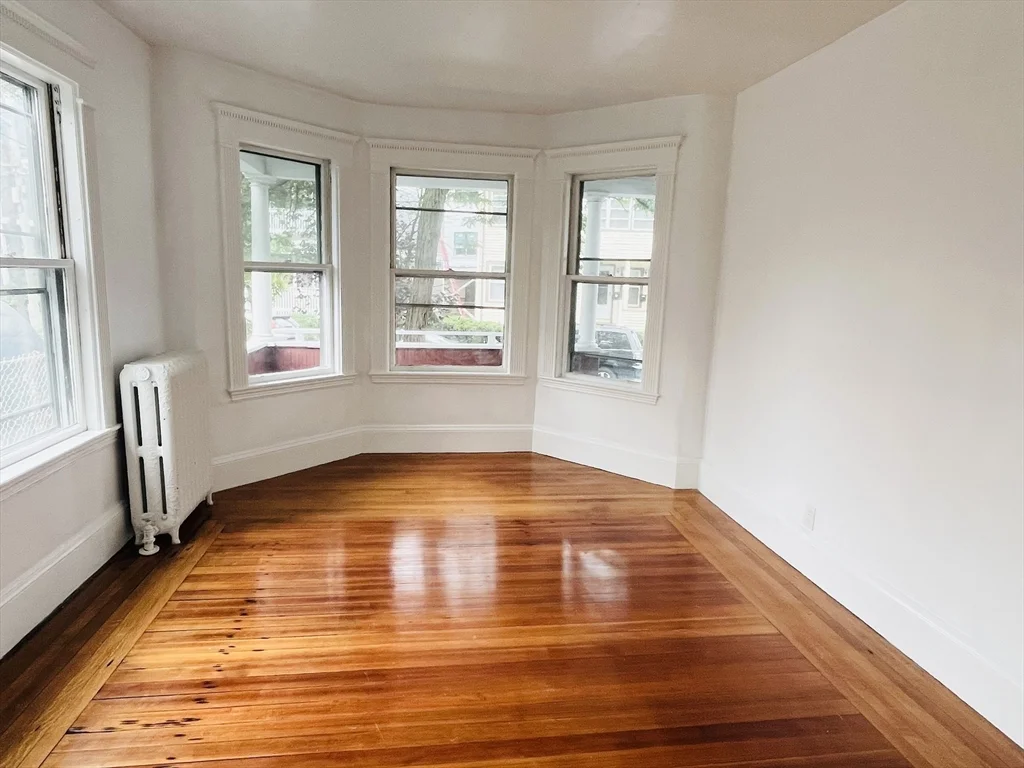 3 bed, 1 bath apartment for rent at 19 Beach Rd Unit 1, Winthrop — photo 4 of 9