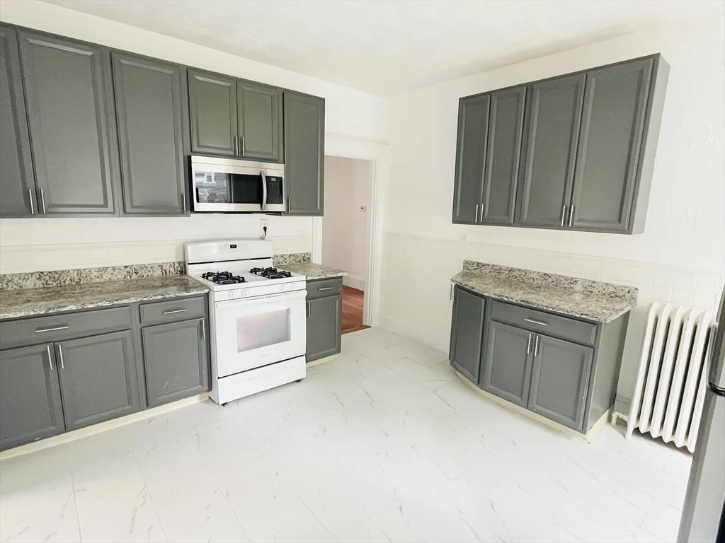 3 bed, 1 bath apartment for rent at 19 Beach Rd Unit 1, Winthrop — photo 3 of 9