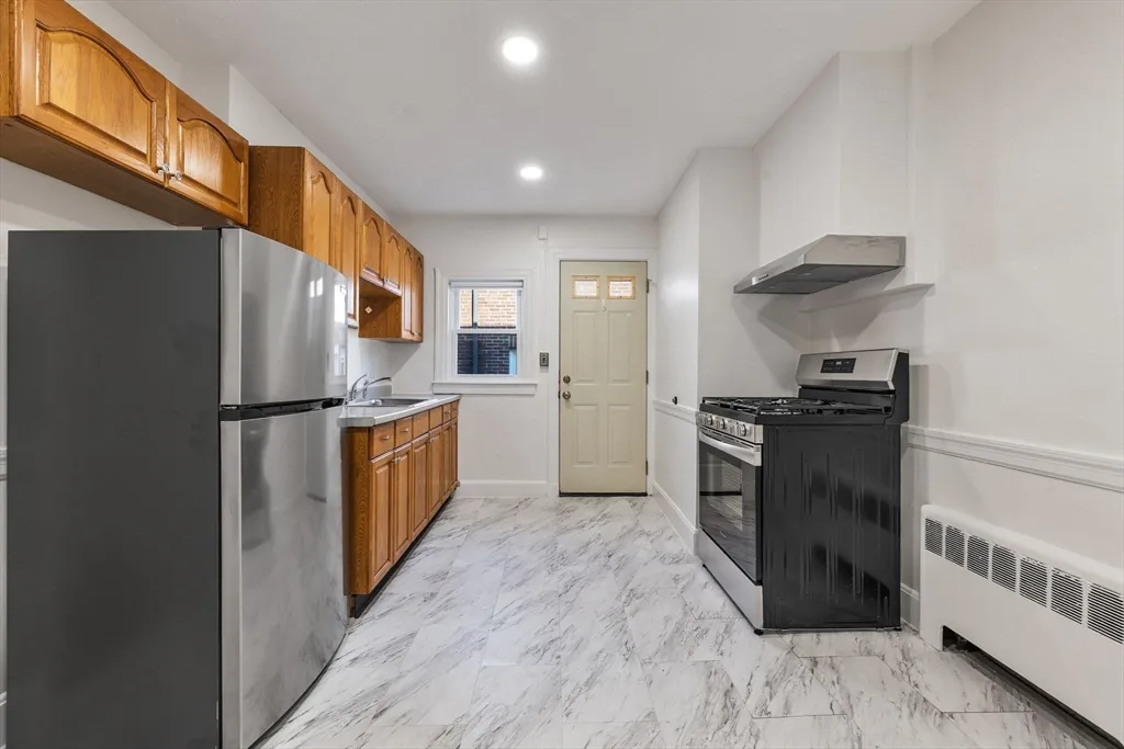 1 bed, 1 bath apartment for rent at 19 Beechcroft St Unit 2, Oak Square — photo 4 of 15