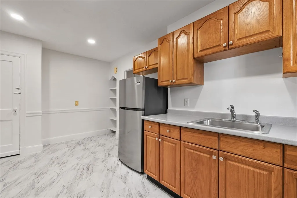 1 bed, 1 bath apartment for rent at 19 Beechcroft St Unit 2, Oak Square — photo 5 of 15