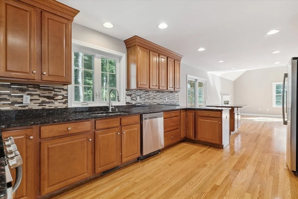 4 bed, 2 bath apartment for rent at 19 Benjamin Ln, Reading — photo 10 of 42