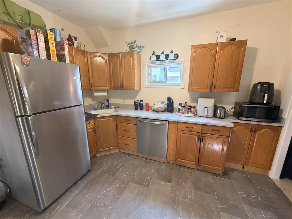 3 bed, 2 bath apartment for rent at 19 Berkeley St Unit 1, Spring Hill — photo 2 of 12