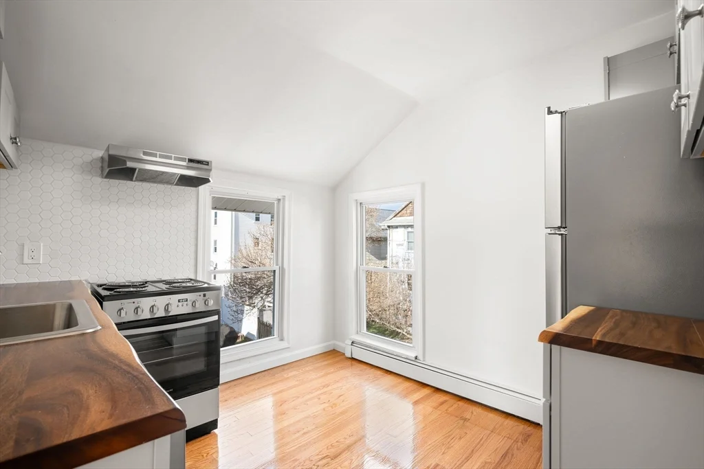 2 bed, 1 bath apartment for rent at 19 Berkley Rd Unit 2, Hull — photo 5 of 20