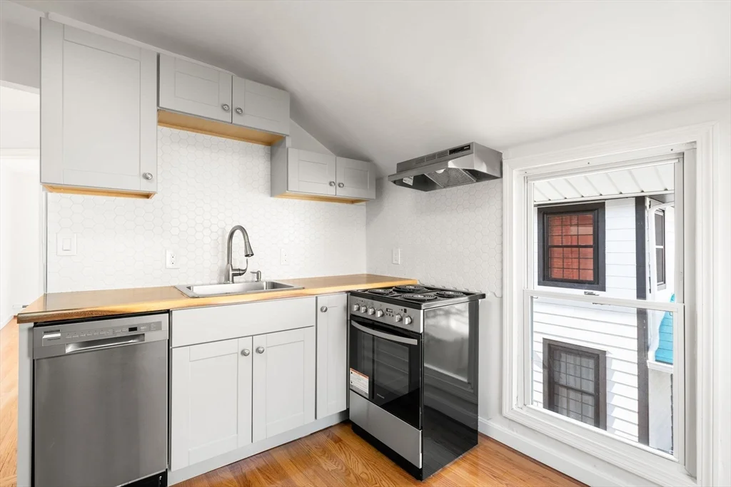2 bed, 1 bath apartment for rent at 19 Berkley Rd Unit 2, Hull — photo 6 of 20