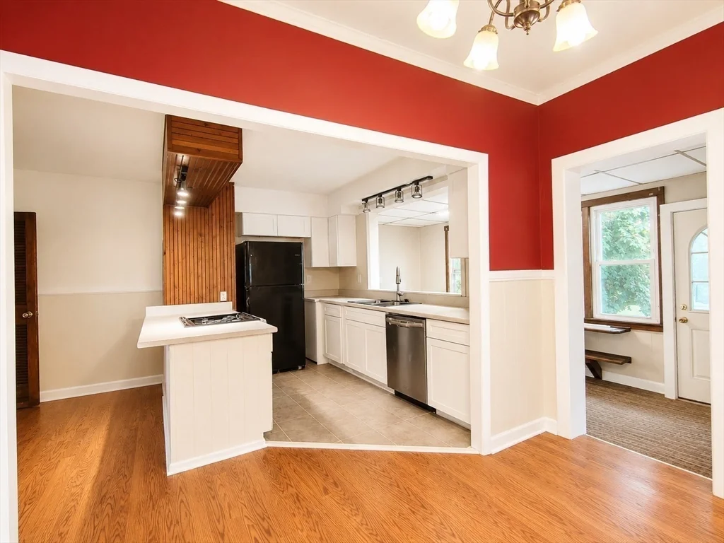 3 bed, 1 bath apartment for rent at 19 Blaine Ave Unit 2, Beverly — photo 3 of 18